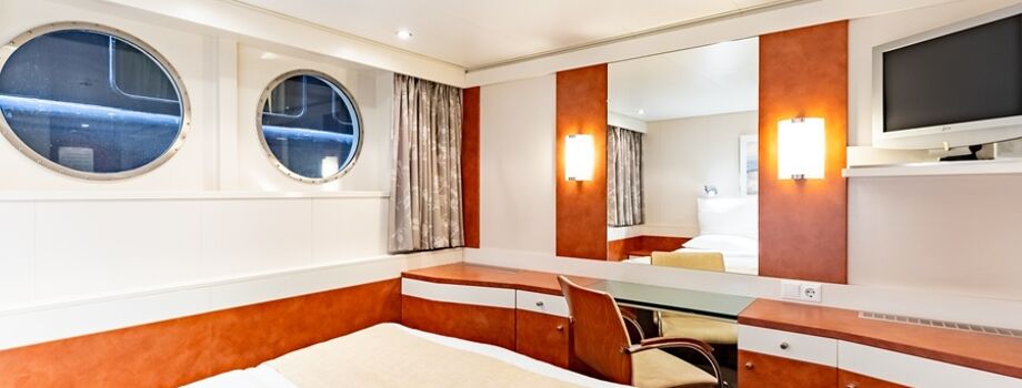 Каюта с иллюминатором на главной палубе