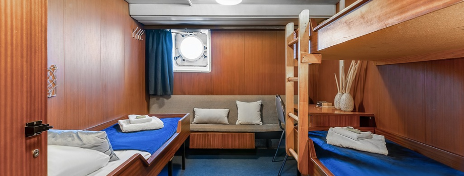 Трехместная каюта с частичными удобствами