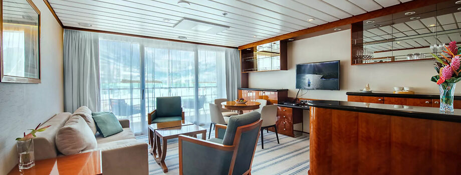 Гостиная в каюте Owner`s Suite