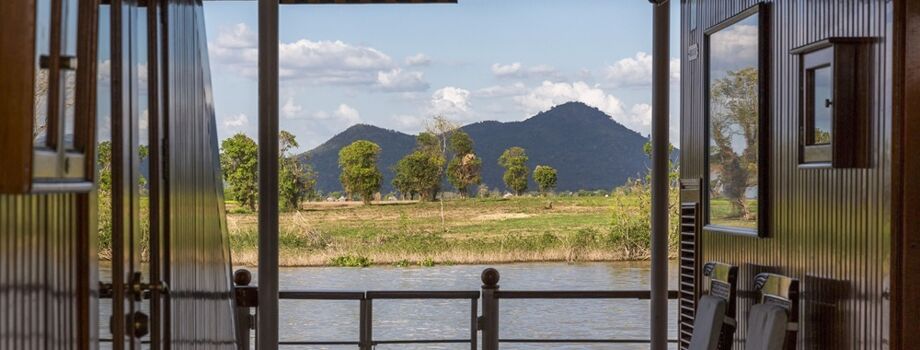 Холл теплохода с выходом на палубу