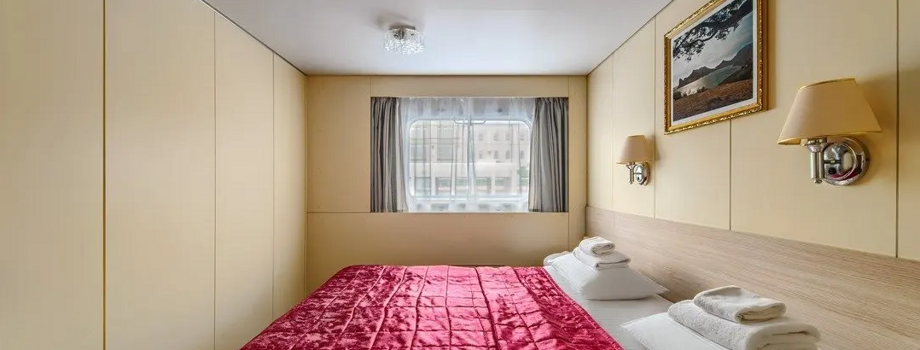 Спальня в каюте Люкс