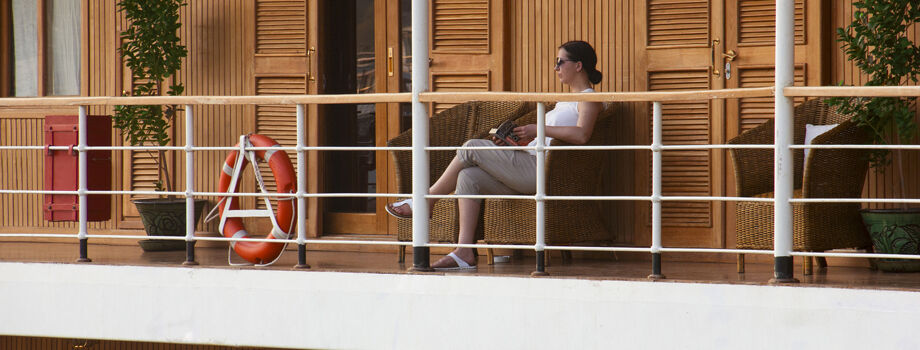 Зона отдыха на палубе возле каюты