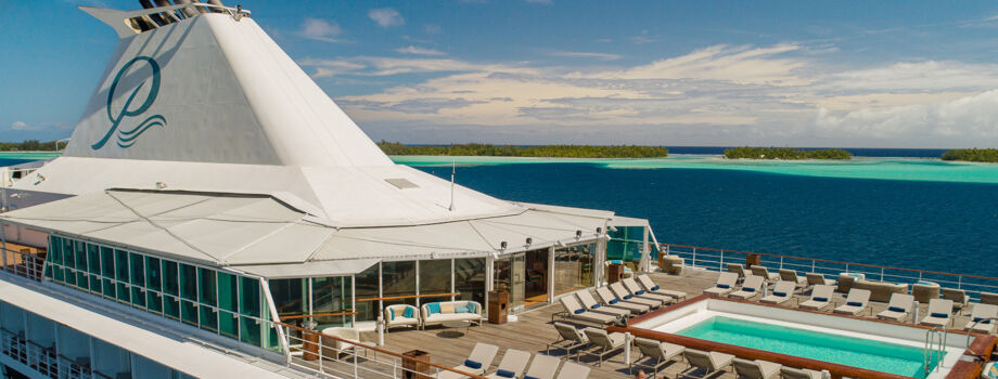 Открытая палуба с бассейном