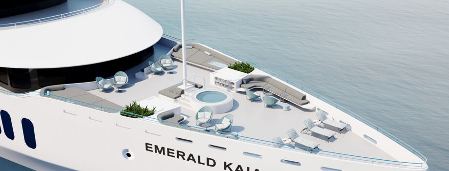 Открытая палуба на носу яхты Emerald Kaia