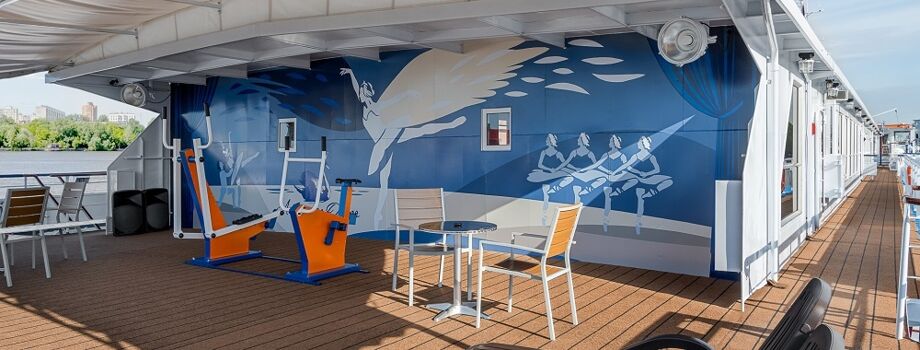 Открытая солнечная палуба с тренажерами