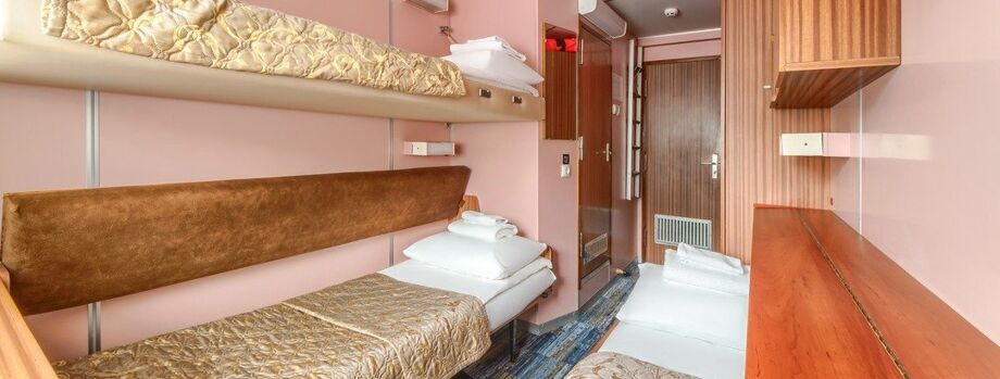 Трехместная 2-х ярусная каюта с окном