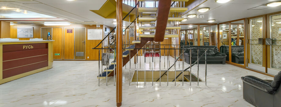 Холл со стойкой регистрации