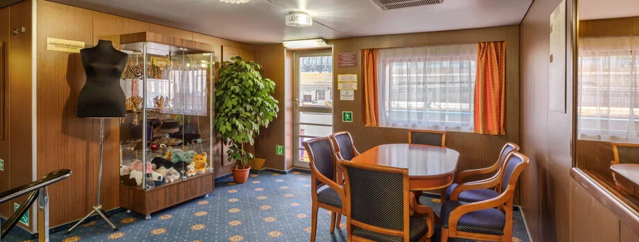 Вестибюль на корме средней палубы