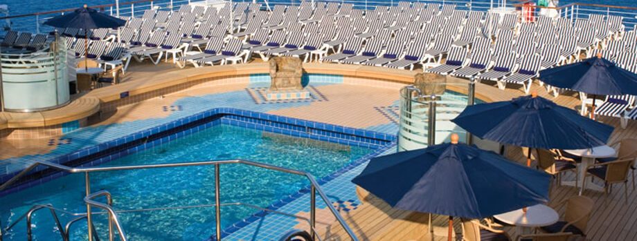 Бассейн с видом на море (Sea View Pool)