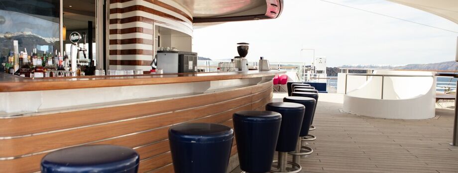 Бар на открытой палубе
