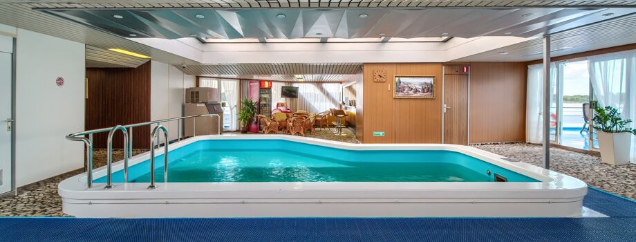 Бассейн и бар "Нева"