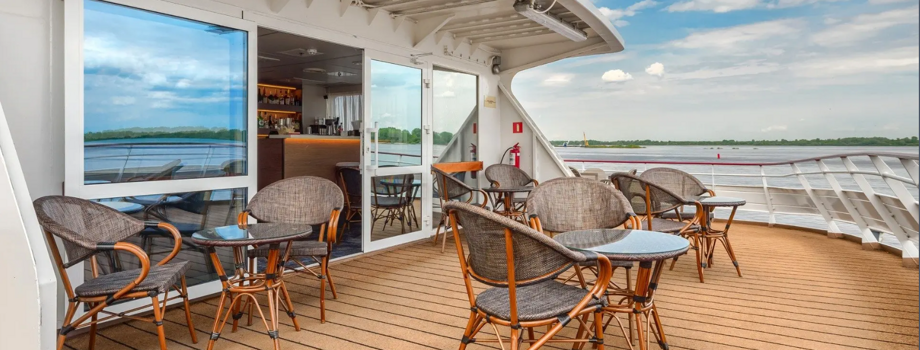 Зона отдыха у бара на открытой палубе