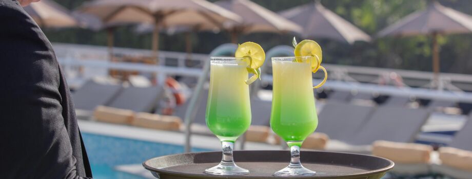 Бар у бассейна