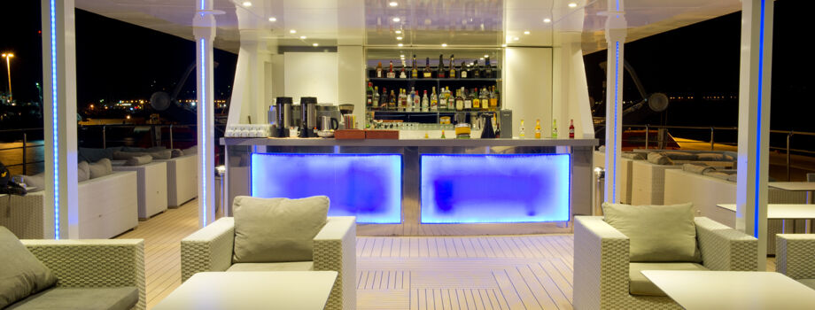 Бар на солнечной палубе