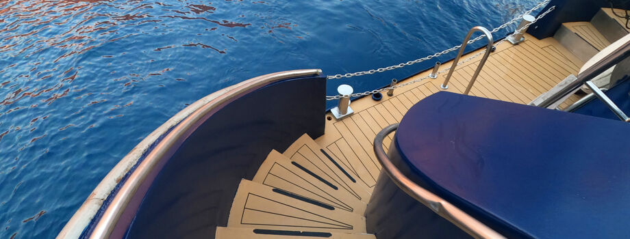 Спуск к плавательной платформе на яхте Callisto