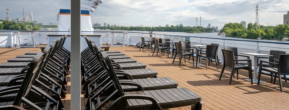 Шезлонги на солнечной палубе