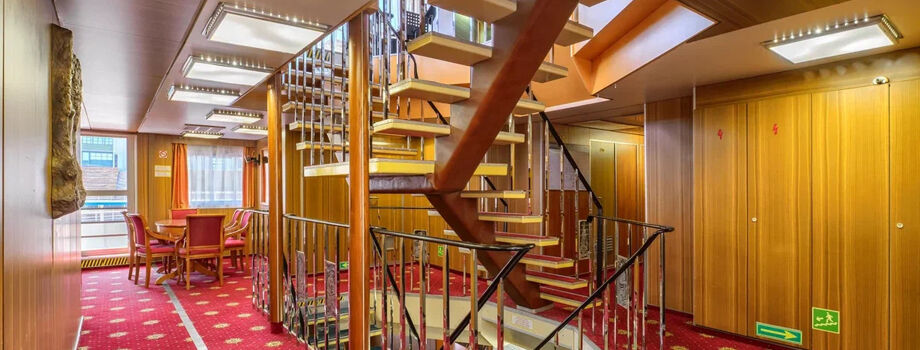 Вестибюль на корме шлюпочной палубы