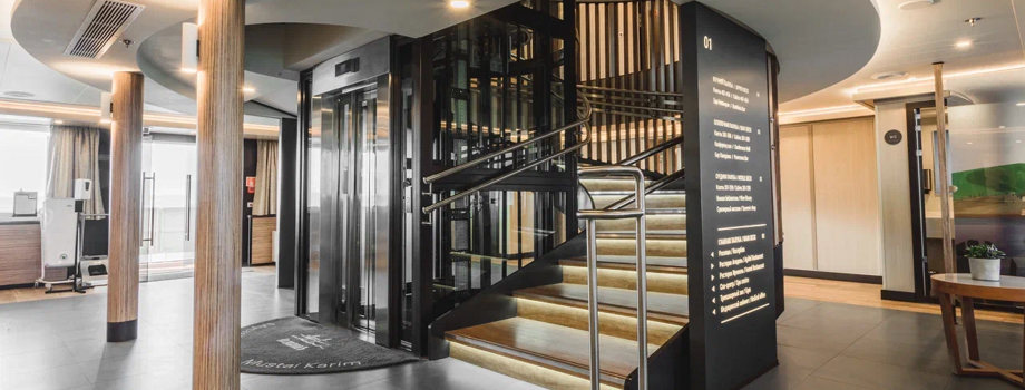 Холл с лифтом