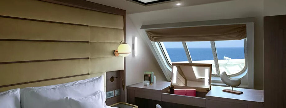 Рабочая зона в каюте Retreat residence