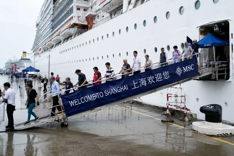 Посадка пассажиров на лайнер MSC Cruises в Шанхае