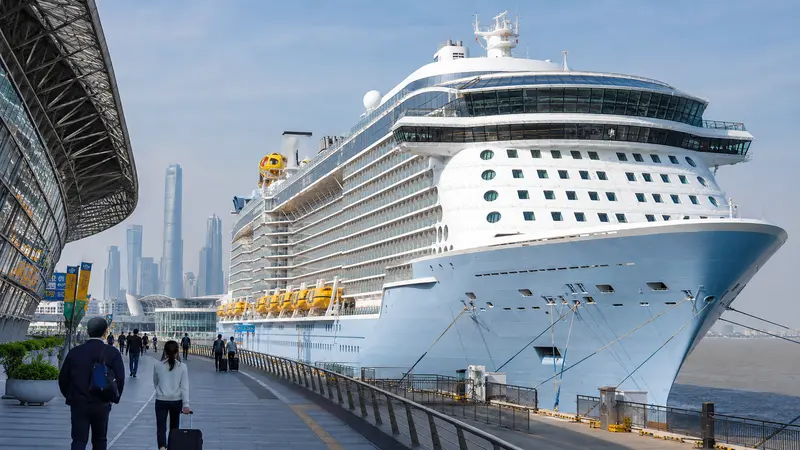 Лайнер Spectrum of the Seas в круизном порту Шанхая